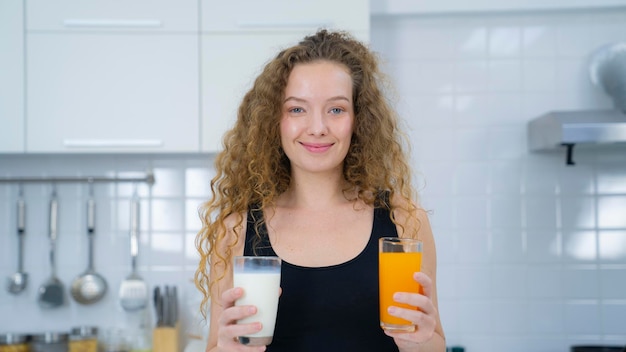 vrouw bij keuken