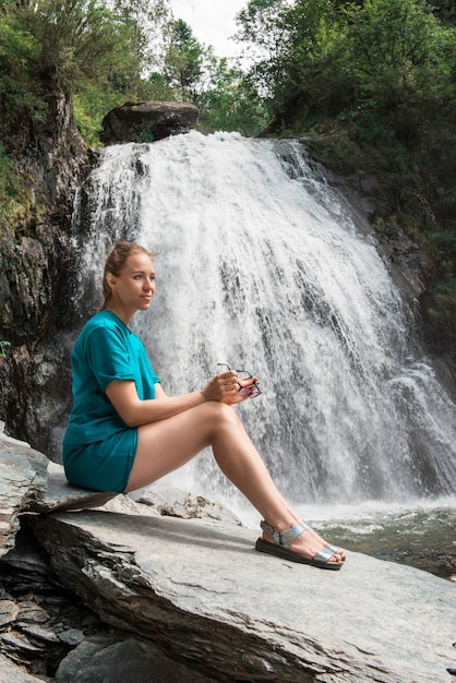 Vrouw bij korbu-waterval