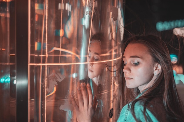 Foto vrouw bij licht schilderij's nachts