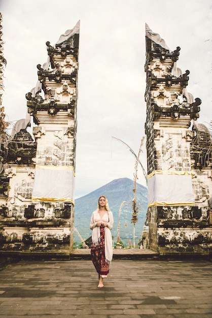 Vrouw bij Pura Lempuyang tempel in Bali