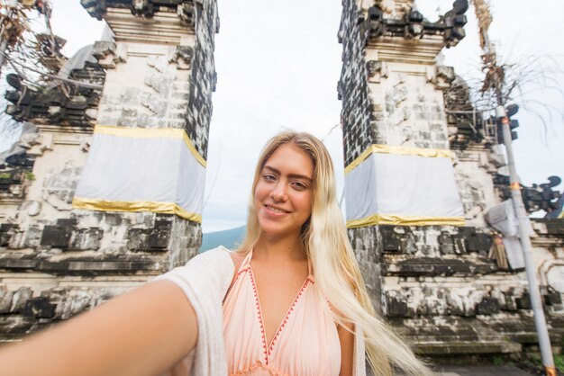 Vrouw bij Pura Lempuyang tempel in Bali