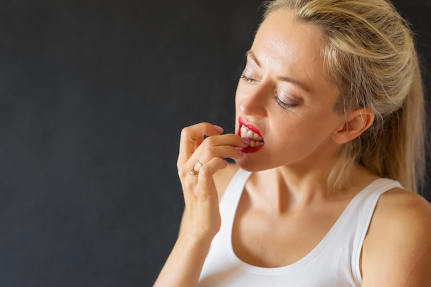 Vrouw bijt op haar nagels