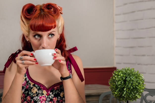 Vrouw binnen een koffiewinkel die ontbijt heeft.