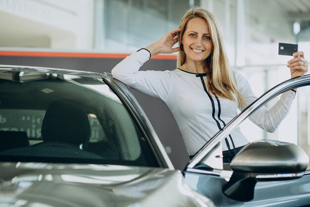 Vrouw blij heeft net haar nieuwe auto gekocht