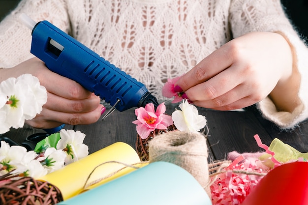 Vrouw bloemenontwerp maken