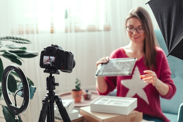 Vrouw blogger maakt video van gadgets thuis uitpakken