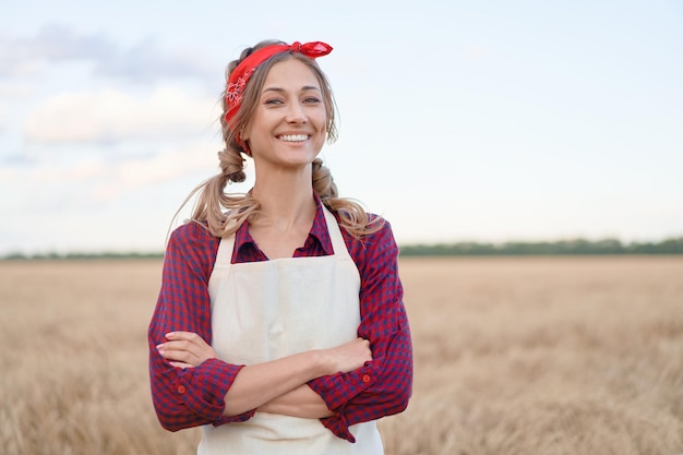 Vrouw boer staande landbouwgrond lachend Vrouwelijke agronoom specialist landbouw agribusiness Gelukkig positieve blanke werknemer landbouwgebied