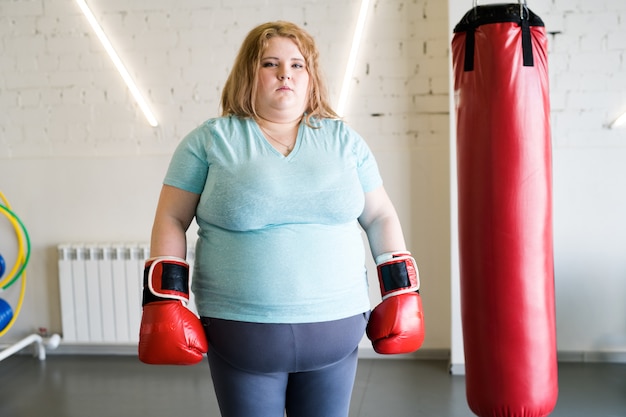 Vrouw boksen in een sportschool