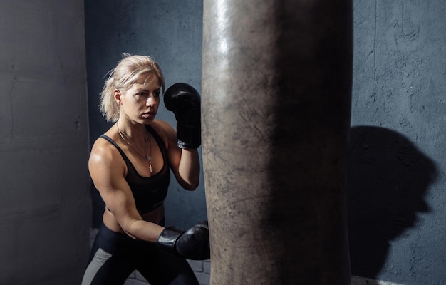Vrouw boksen traint boksen met een bokszak Lifestyle