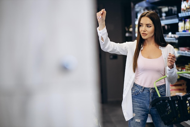 Foto vrouw boodschappen doen in de supermarkt