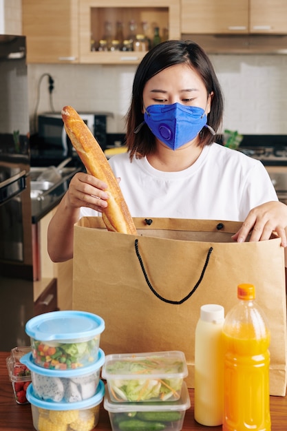 Vrouw boodschappen uitpakken