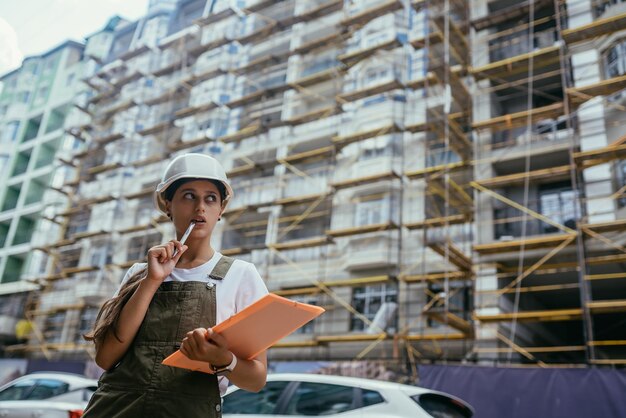 Vrouw bouw ingenieur Vrouw bouw ingenieur concept