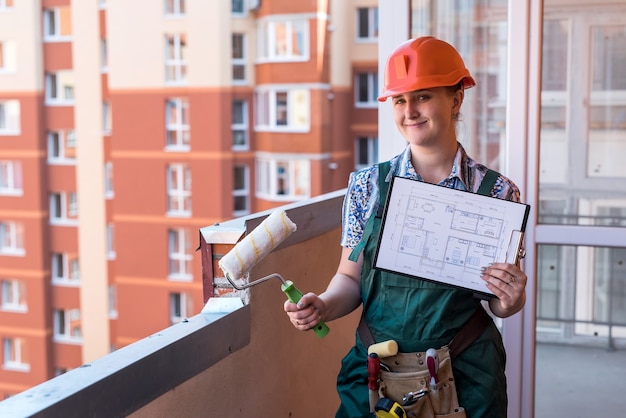 Vrouw bouwer met appartement plan poseren op balkon