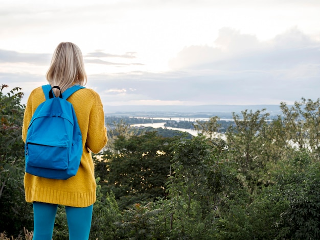 Foto vrouw bovenop de berg