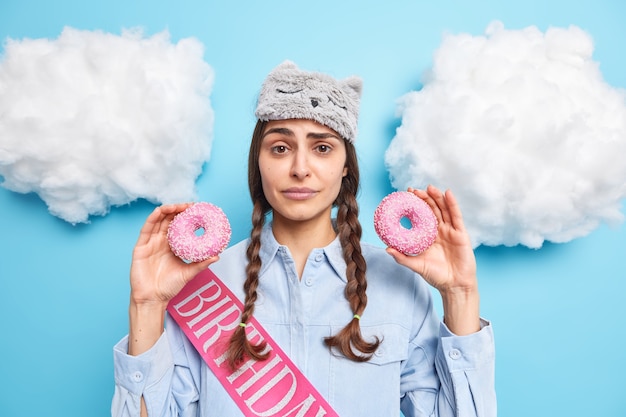 Foto vrouw breekt dieet voelt verleiding