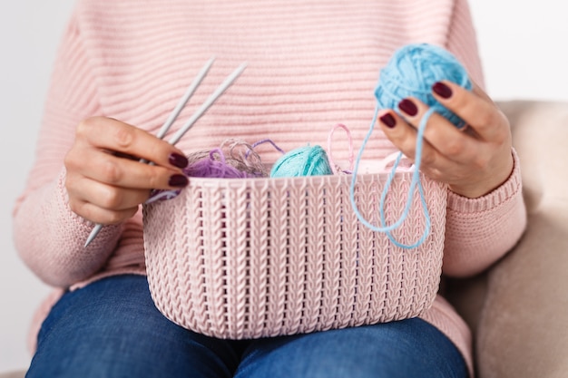 Vrouw breien baby dingen in de hand