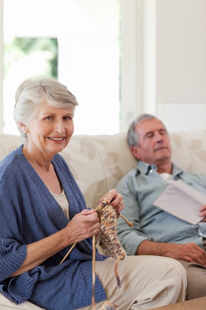 Vrouw breien terwijl haar man slaapt