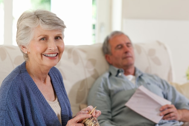 Vrouw breien terwijl haar man slaapt