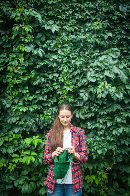 Vrouw breit trui in de buitenlucht