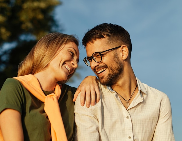 Foto vrouw buiten man paar buiten gelukkige levensstijl jonge romantiek samen liefde zomer plezier geluk blanke glimlachende romantische mooie dating relatie reis vakantie portret vrijheid zorgeloos