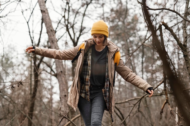 Vrouw buiten wandelen in het bos