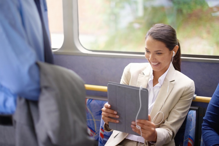 Foto vrouw bus en koptelefoon voor muziek op tablet openbaar vervoer en lezen op sociale media vrouw internet en afspeellijst op metro of transit gelukkig en pendelen met tech en reizen