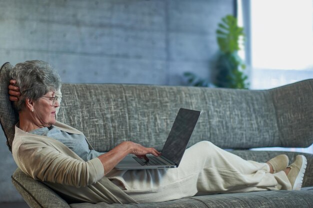 Vrouw concentreert zich terwijl ze op een laptop werkt