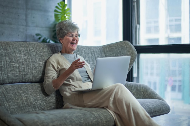 Vrouw concentreert zich terwijl ze op een laptop werkt