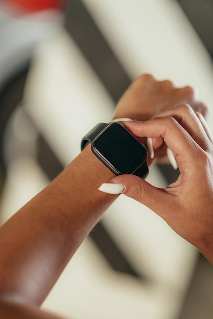 Vrouw controleert fitness- en gezondheidstracking op haar smartwatch na training