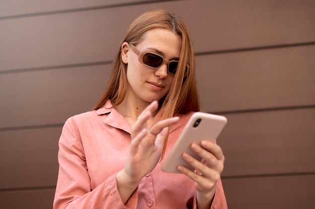 Vrouw controleert haar smartphone op meldingen