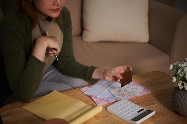 Vrouw controleren creditcard lening