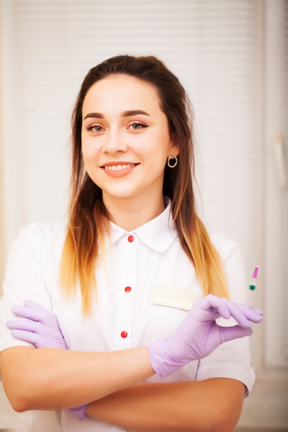 Vrouw cosmetologist in witte jas in schoonheid studio