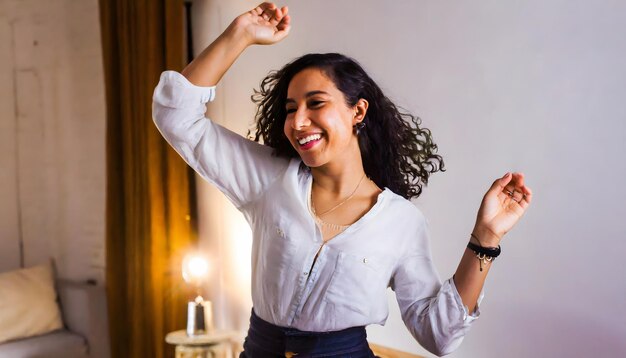 vrouw dansen concept volheid