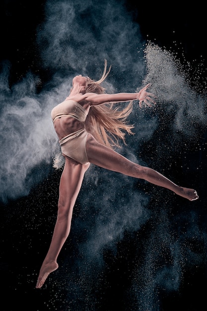 Foto vrouw dansen in een wolk van bloem