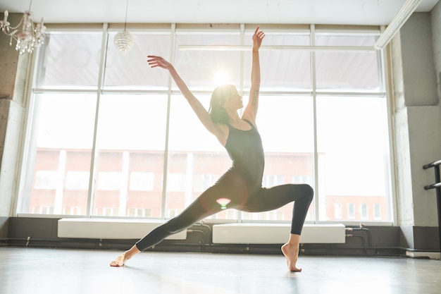 Vrouw dansen in zonlicht