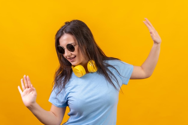 Vrouw dansen met koptelefoon op liggen op de nek