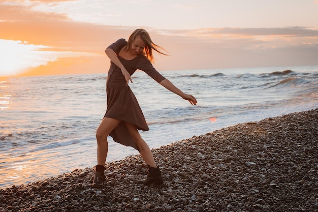 Vrouw danst aan de kust bij zonsondergang Psychologie van ziel en lichaam dans genade