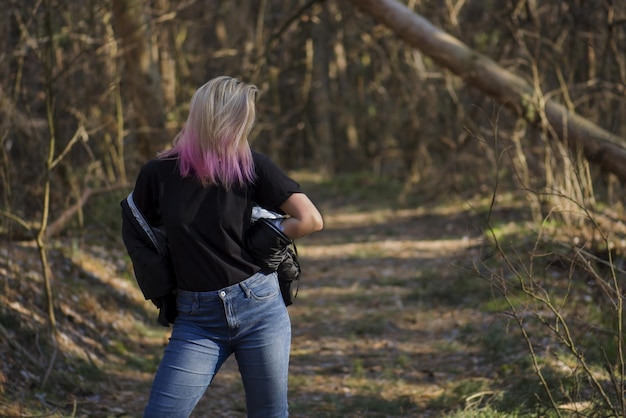 Vrouw danst bij zonsondergang Mooie vrouw danst buiten in de lentezonsondergang