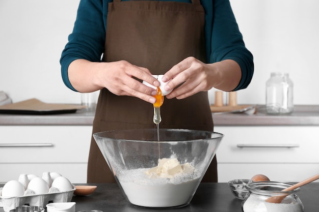 Vrouw deeg voor boterkoekjes maken in de keuken