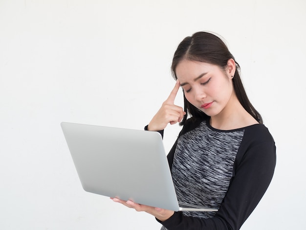 Vrouw denken en laptop gebruiken