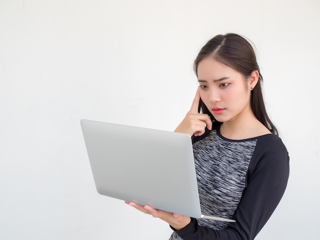 Vrouw denken en laptop gebruiken