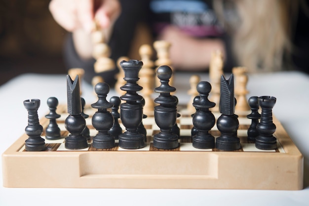 Vrouw denken hoe te schaken concept bedrijfsstrategie om te winnen
