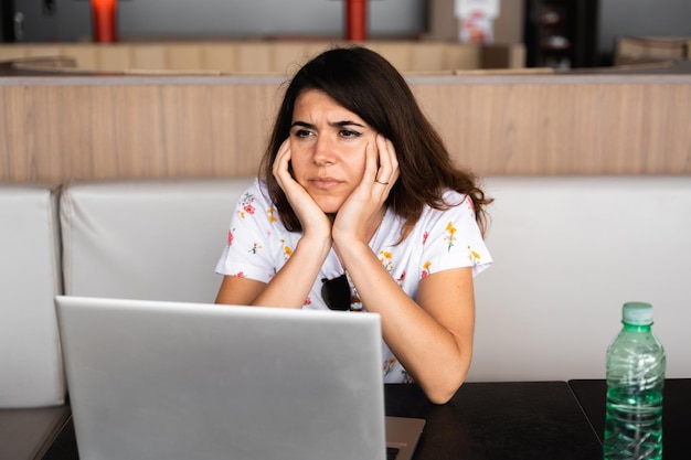 Vrouw denkt aan iets peinzend geabstraheerd en niet geconcentreerd