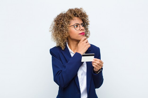 Vrouw denkt, voelt zich twijfelachtig en verward, met verschillende opties, en vraagt zich af welke beslissing ze moet nemen