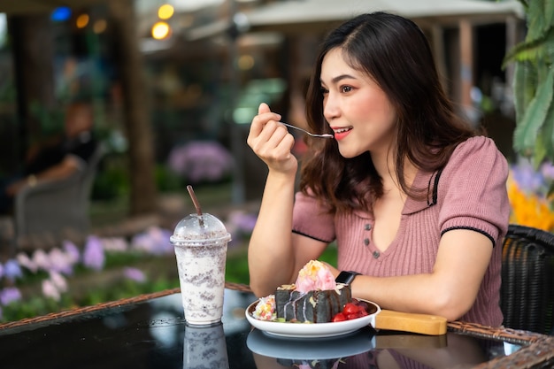 Vrouw dessert eten in het café