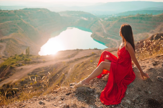 Vrouw dichtbij het meer zoals hart. Concept van vakantie. Prachtig landschap