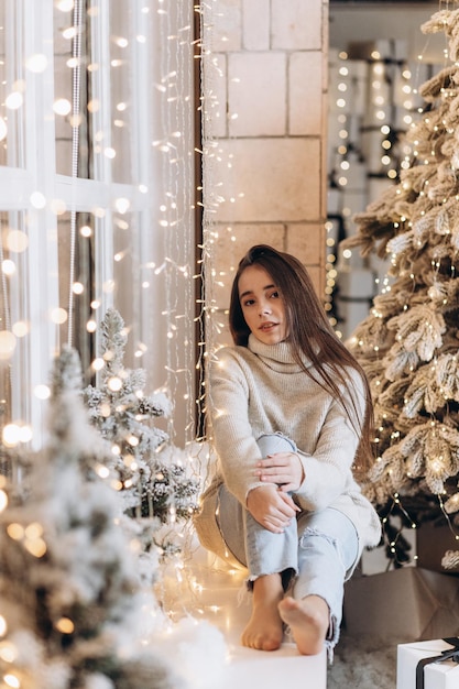 Vrouw dichtbij Kerstboom