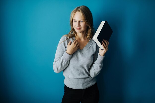 Foto vrouw dichtbij muur met boek