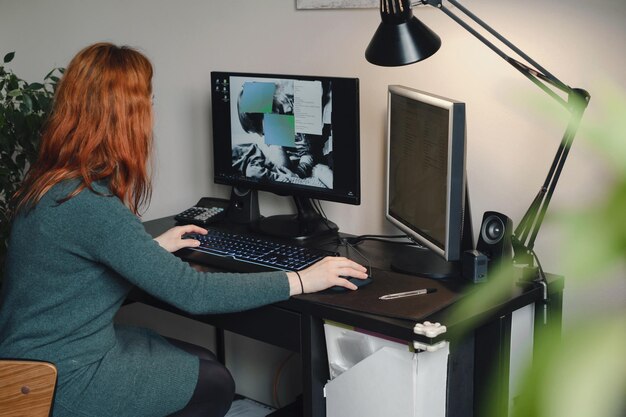 Vrouw die aan computer thuis werkt