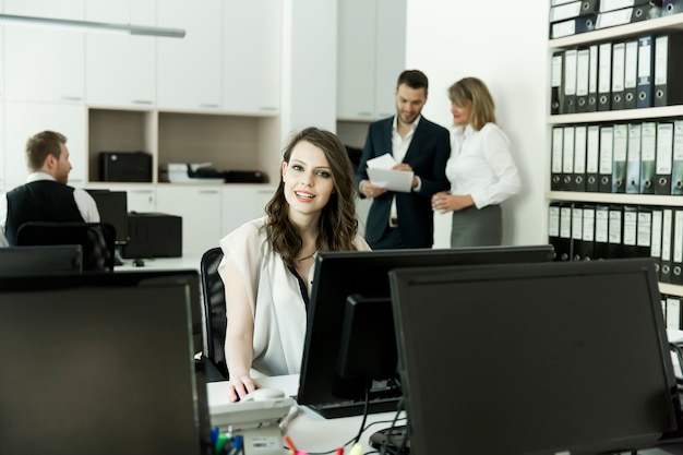 Vrouw die aan de computer werkt